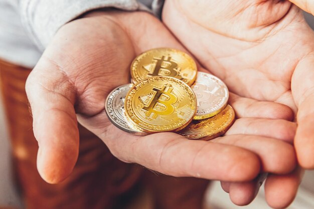 Primer plano de una moneda en la mano