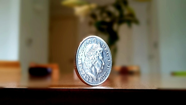 Foto primer plano de una moneda en una mesa de madera