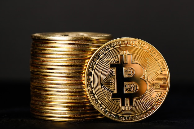 Primer plano de monedas Bitcoin sobre fondo negro, un montón de Bitcoin Cryptocurrency Gold Bitcoin BTC Bit Coin. Tecnología blockchain digital, concepto de minería bitcoin