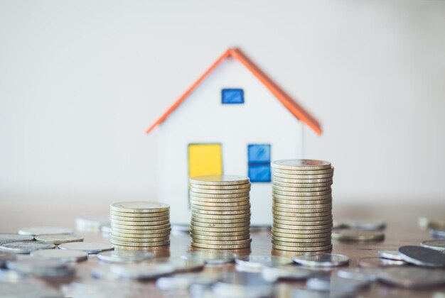 Primer plano de las monedas en la casa