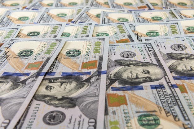Primer plano de las monedas en la estantería
