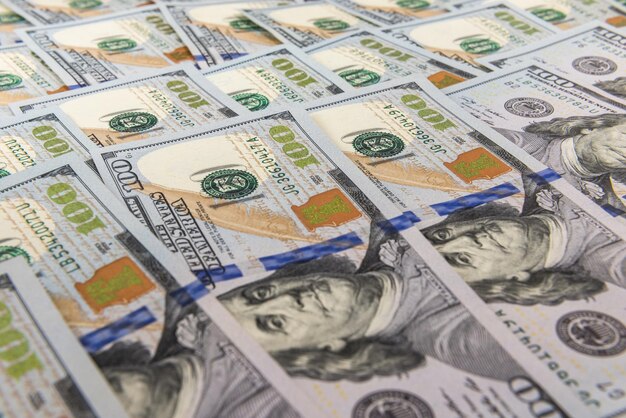 Primer plano de las monedas en la estantería
