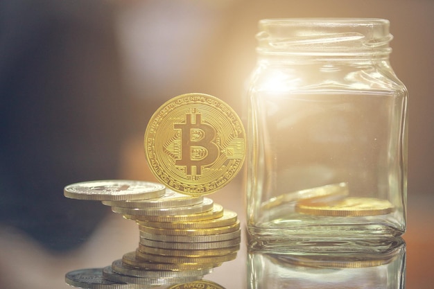 Primer plano de monedas en un frasco de vidrio