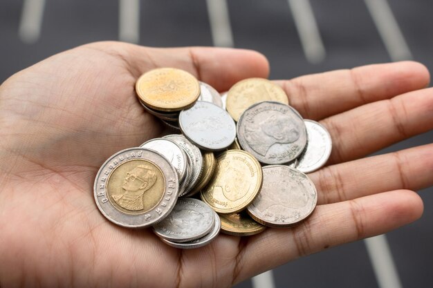 Foto primer plano de las monedas en la mano