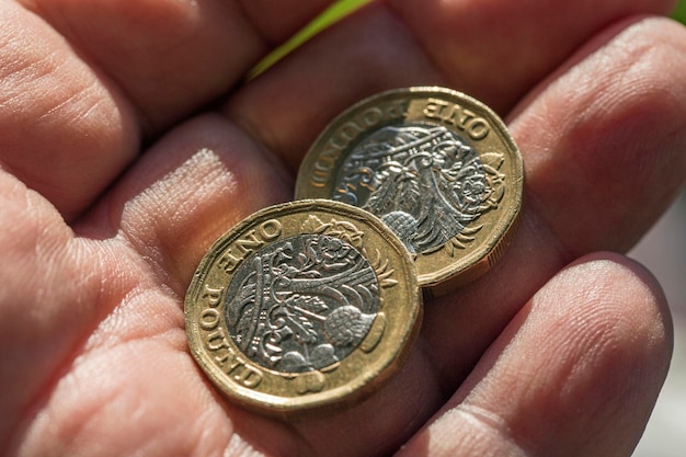 Primer plano de las monedas en la mano