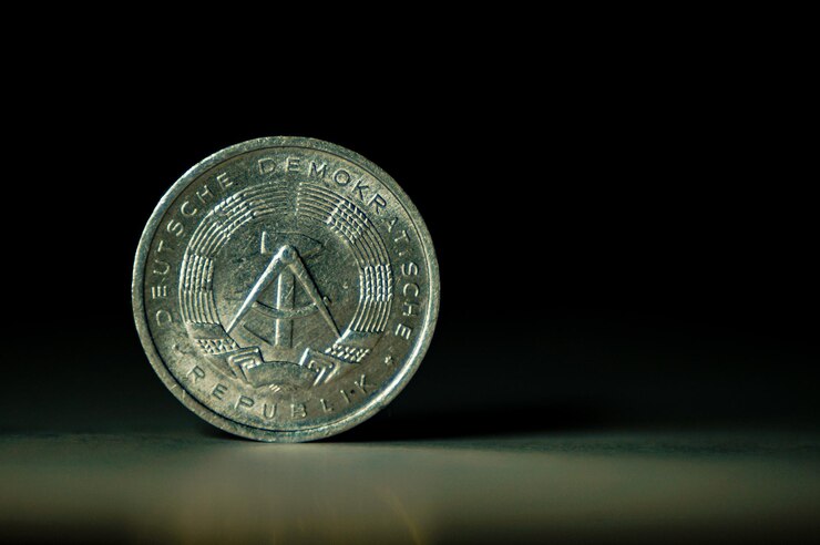 Foto primer plano de las monedas en la mesa contra un fondo negro