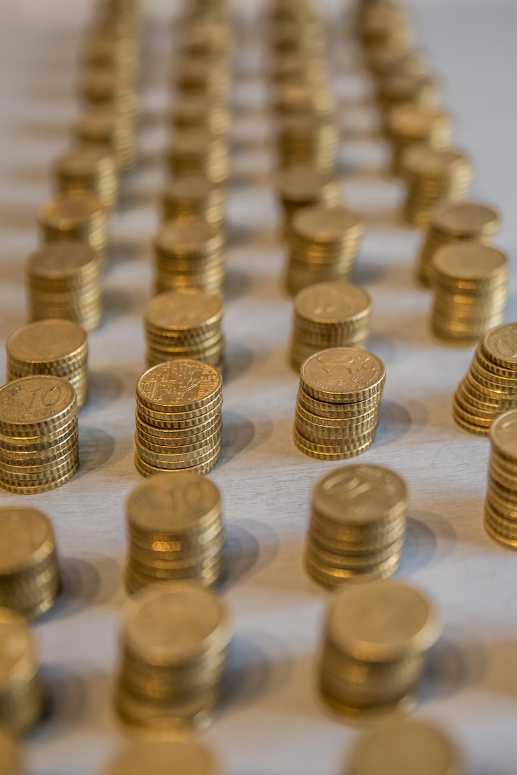 Foto primer plano de las monedas en la mesa
