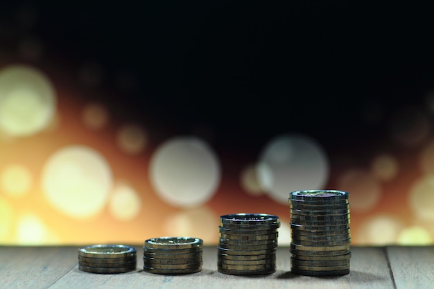 Primer plano de las monedas en la mesa