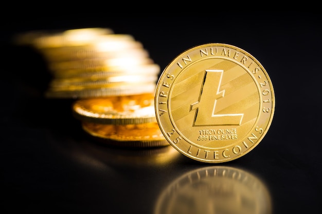 Primer plano de las monedas en la mesa