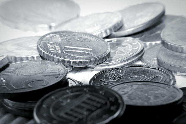 Primer plano de las monedas en la mesa