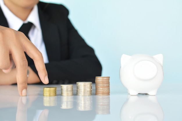 Primer plano de las monedas en la mesa