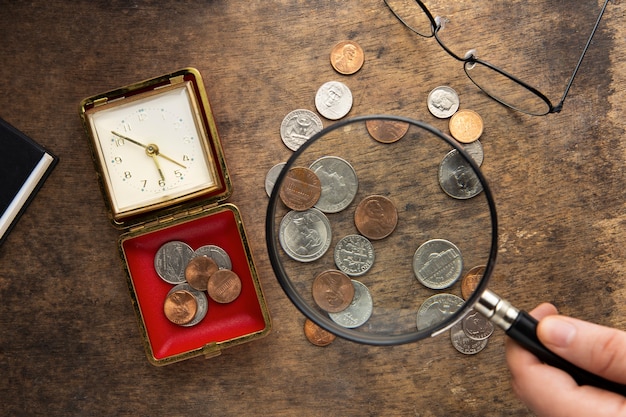 Foto primer plano de las monedas en la mesa