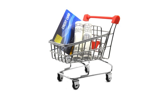 Primer plano de las monedas de papel en el carrito de compras
