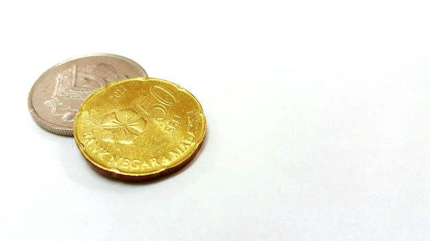 Foto primer plano de las monedas sobre un fondo blanco