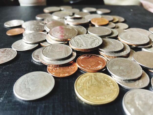 Foto primer plano de las monedas sobre la mesa