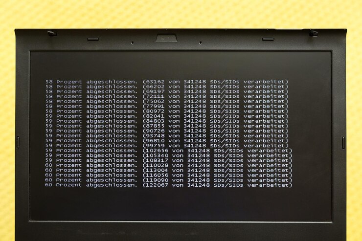 Foto primer plano del monitor de la computadora en la oficina