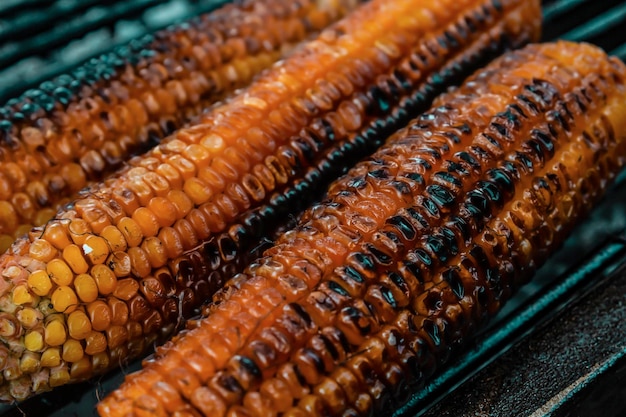 Un primer plano de un montón de maíz en una parrilla