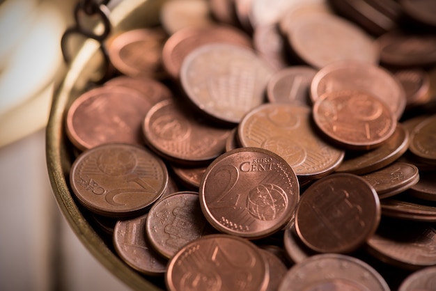 Foto primer plano de un montón de monedas de céntimos de euro de diferentes denominaciones