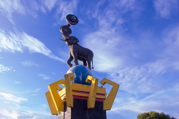 Primer plano, monumento de levantamiento de pesas de elefantes en Pringsewu, Lampung