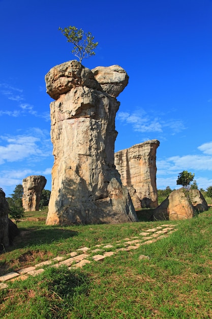 Foto primer plano de mor hin khao, tailandia stonehenge