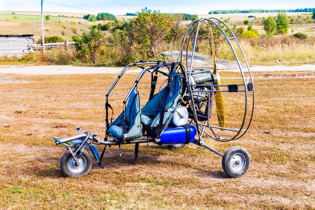 Primer plano de moto parapente en el campo.