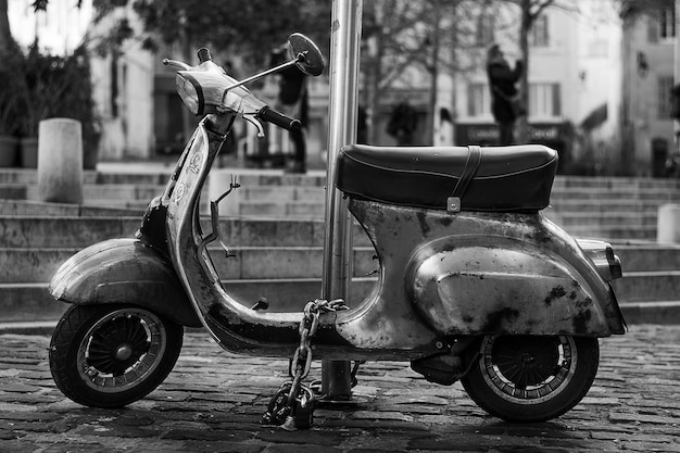 Primer plano de una motocicleta de época en un sendero