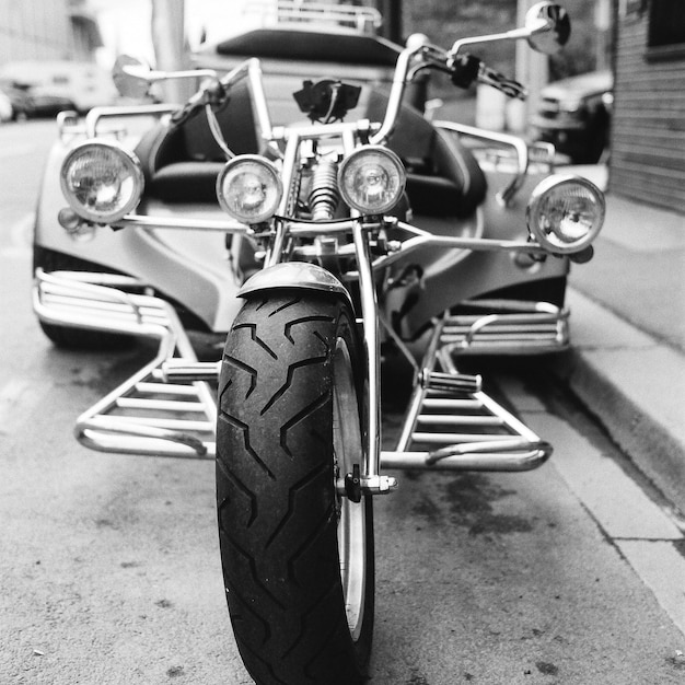 Foto primer plano de una motocicleta estacionada en la carretera