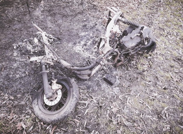 Primer plano de una motocicleta vintage quemada al aire libre