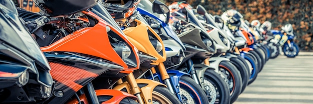 Primer plano de motocicletas estacionadas en fila