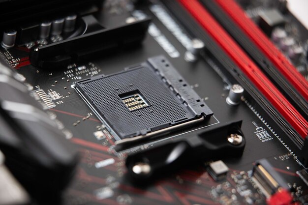 Primer plano de MSI en una placa base de computadora aislada sobre un fondo blanco