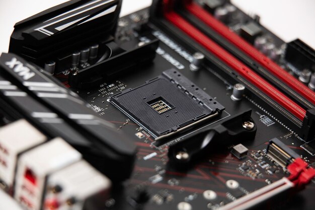 Primer plano de MSI en una placa base de computadora aislada sobre un fondo blanco
