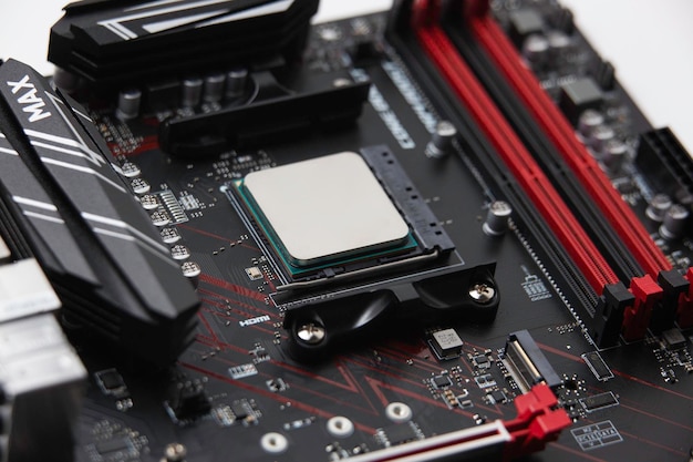Primer plano de MSI en una placa base de computadora aislada sobre un fondo blanco
