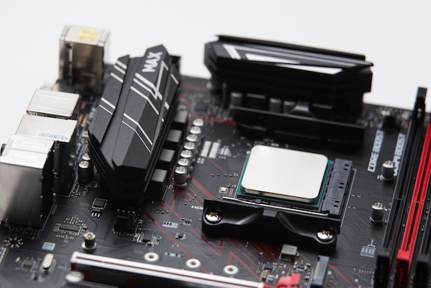 Primer plano de MSI en una placa base de computadora aislada sobre un fondo blanco