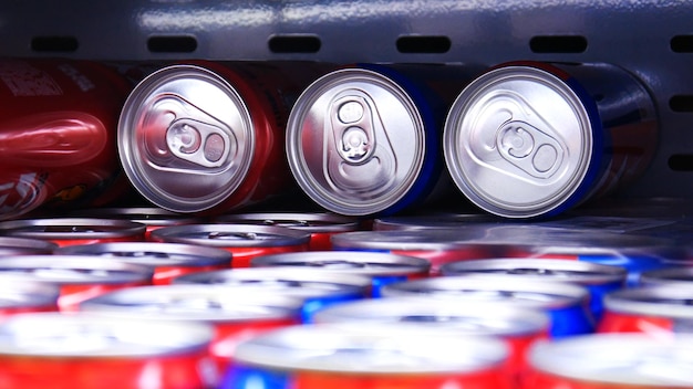 Un primer plano de muchas hermosas latas rojo-azul