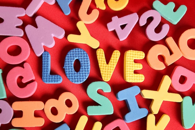 Primer plano de muchas letras del alfabeto inglés Word love