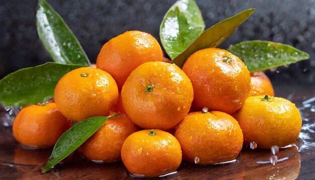 Primer plano de muchas mandarinas húmedas Enfoque selectivo