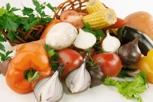 Primer plano muchas verduras frescas aisladas en un blanco