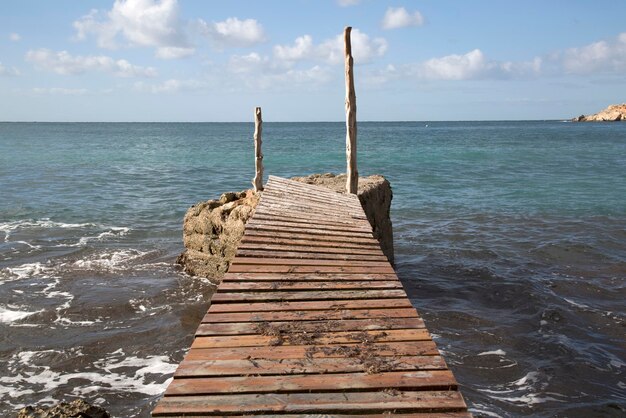 Primer plano del muelle en Cala Hort Cove, Ibiza, España