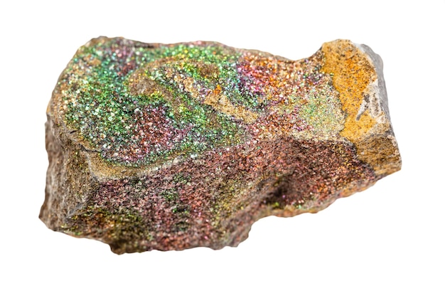 primer plano de una muestra de mineral natural de una colección geológica arco iris áspero roca pirita aislada sobre fondo blanco