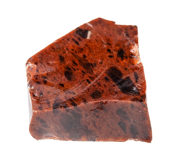 Primer plano de una muestra de mineral natural de la colección geológica, caoba cruda, roca obsidiana aislada sobre un fondo blanco