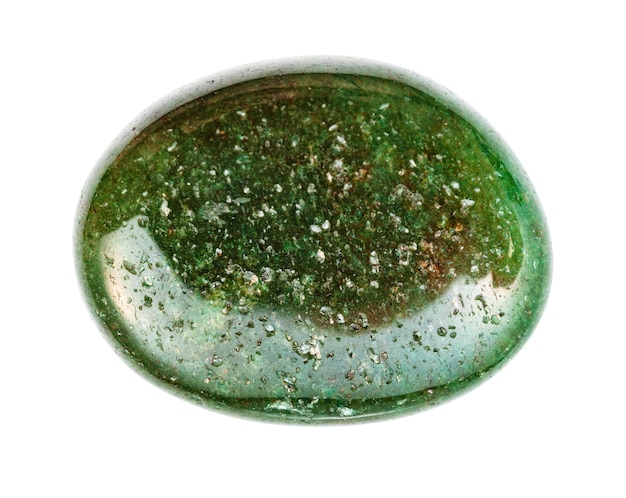 Primer plano de una muestra de mineral natural de una colección geológica derrumbada de piedra aventurina verde oscuro aislada sobre un fondo blanco