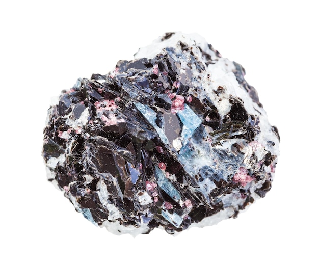 Primer plano de una muestra de mineral natural de la colección geológica de roca gneiss sin pulir con cristales de turmalina de cianita y biotita mca aislados sobre un fondo blanco