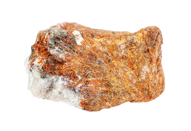 Primer plano de una muestra de mineral natural de la colección geológica de roca de normandita sin pulir aislada sobre un fondo blanco