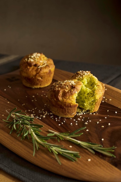 Primer plano de un muffin en la tabla de cortar
