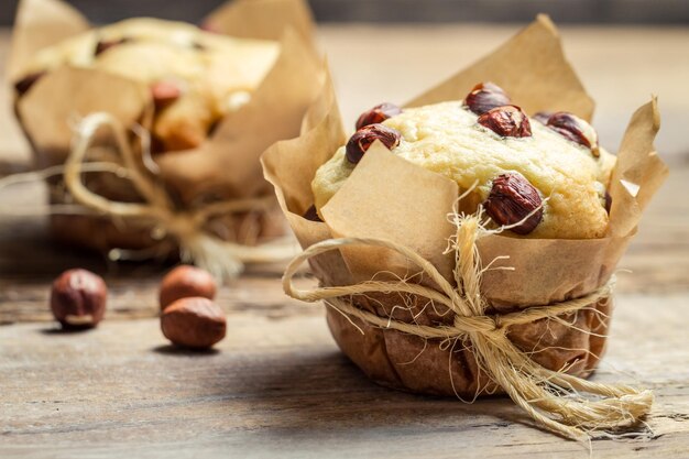 Primer plano de muffin de vainilla con nueces