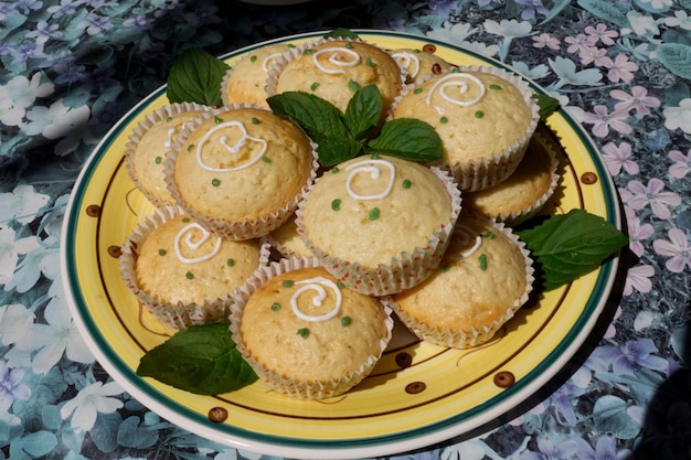 Foto un primer plano de muffins de limón con menta listos para comer