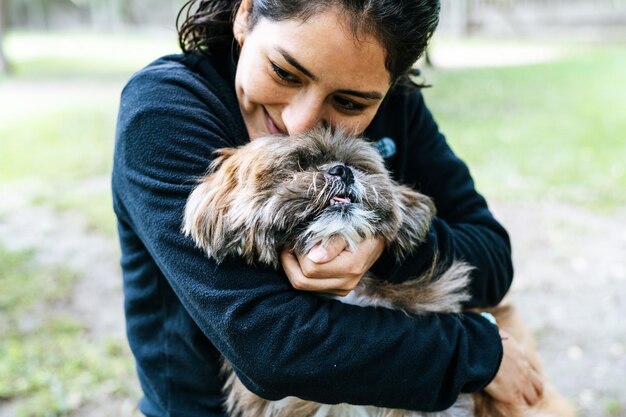 Foto primer plano de una mujer abrazando a un perro