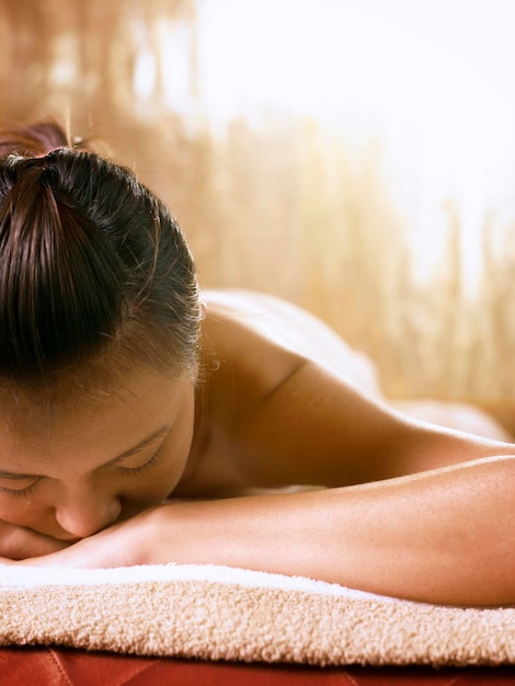 Primer plano de una mujer acostada en una mesa en un spa