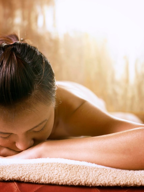 Foto primer plano de una mujer acostada en una mesa en un spa