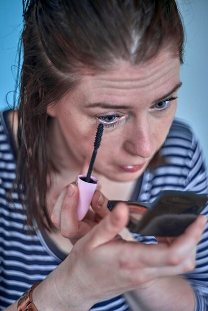 Foto primer plano de una mujer aplicando máscara